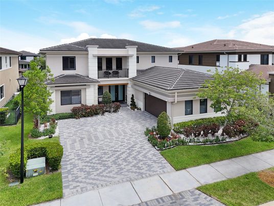 Attached, Exterior, Facade, Mediterranean
