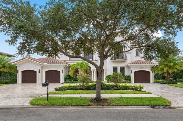 Attached, Exterior, Facade, Mediterranean