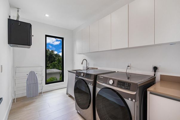 Interior, Recessed Lighting, Washer, Wood Texture Flooring