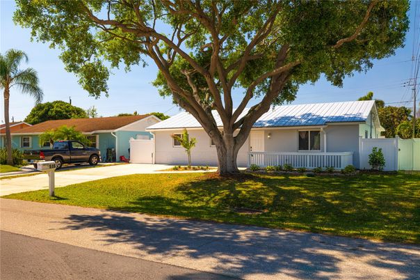 Attached, Exterior, Facade, Ranch