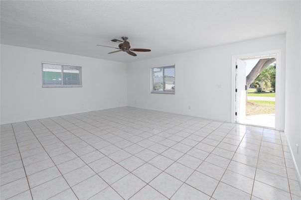 Empty room, Interior