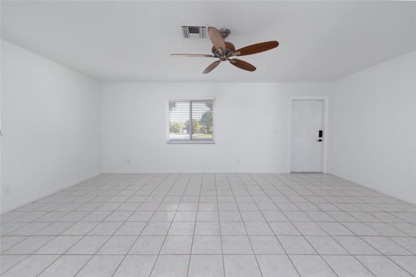 Empty room, Interior