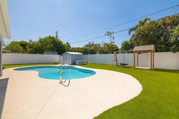 Exterior, Playground, Pool