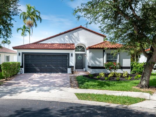 Attached, Exterior, Facade, Spanish Mediterranean