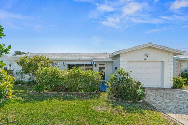 Attached, Exterior, Facade, Ranch
