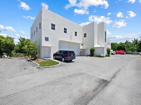 Attached, Exterior, Facade, Modern