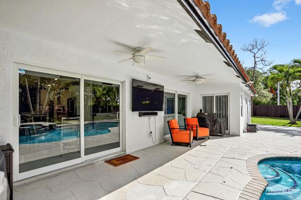 Exterior, Pool
