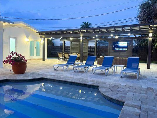 Exterior, Pool