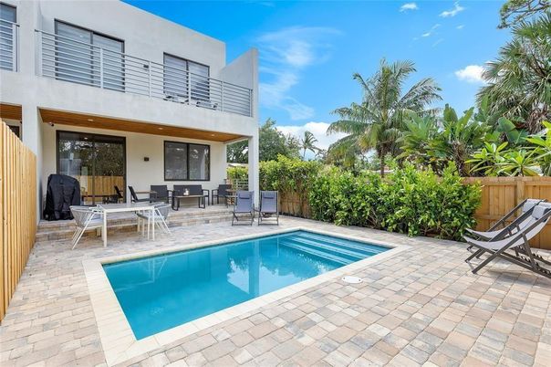 Exterior, Pool