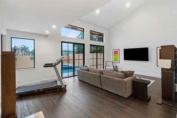 Fitness Equipment, Interior, Living room, Recessed Lighting, Wood Texture Flooring