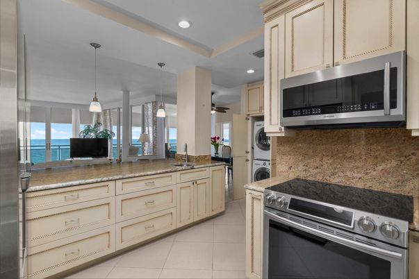 Interior, Kitchen, Pendant Lights, Recessed Lighting, Stainless Steel Appliances, Washer, Water