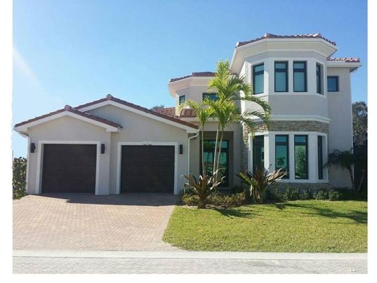 Attached, Exterior, Facade, Mediterranean