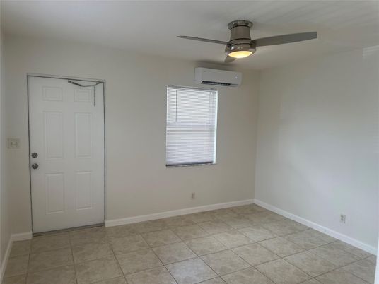 Empty room, Interior
