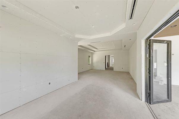 Empty room, Interior