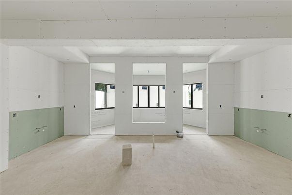 Empty room, Interior