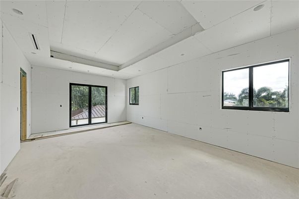Empty room, Interior