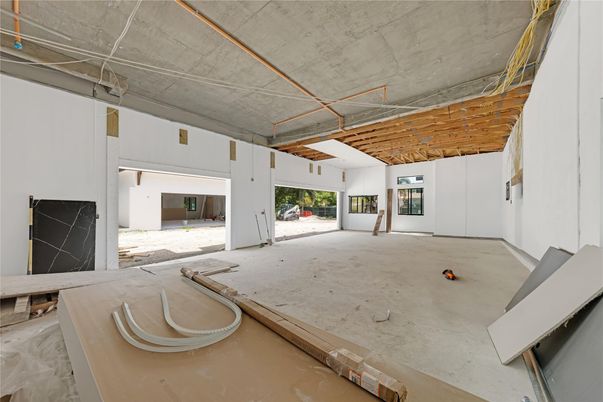 Empty room, Interior