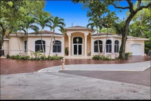 Attached, Exterior, Facade, Mediterranean