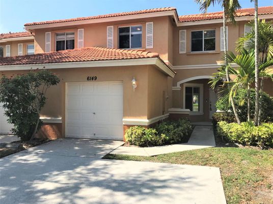 Attached, Exterior, Facade, Mediterranean