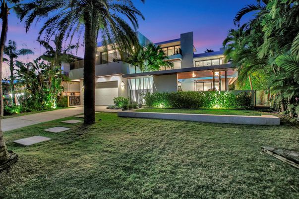 Attached, Backyard, Exterior, Facade, Modern