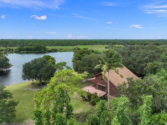 Exterior, Lake