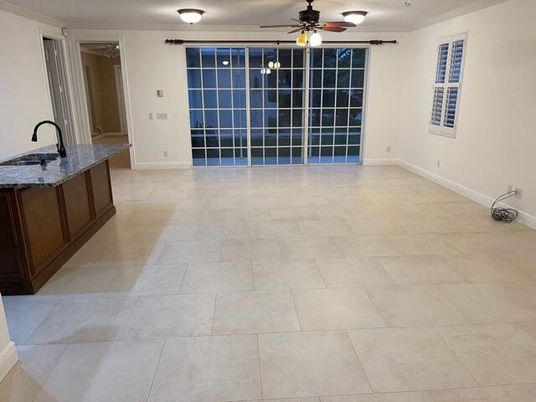 Empty room, Interior