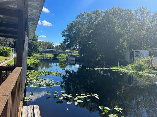 Exterior, Lake