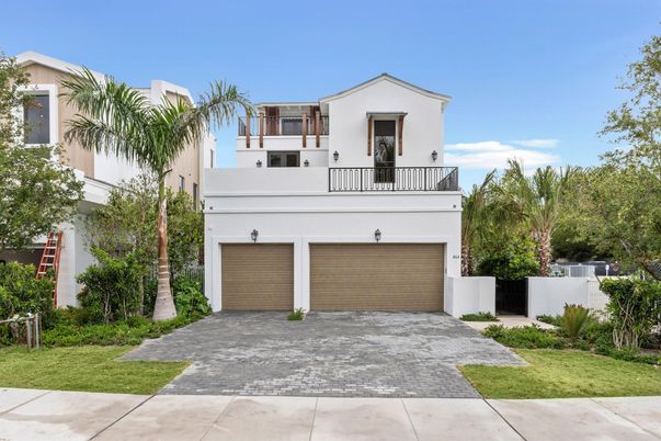 Attached, Exterior, Facade, Modern