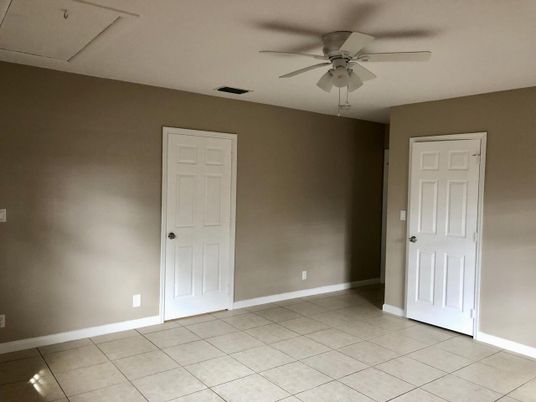 Empty room, Interior