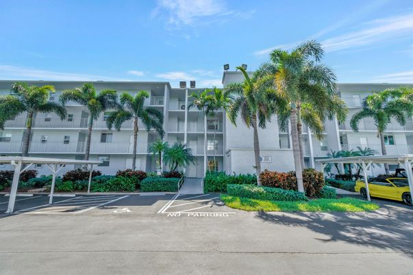 Exterior, Facade, Condo Building