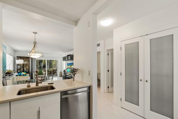 Dining room, Interior, Kitchen, Pendant Lights, Stainless Steel Appliances