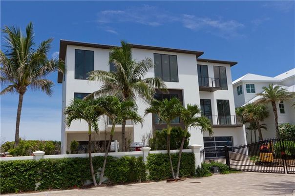 Attached, Exterior, Facade, Modern