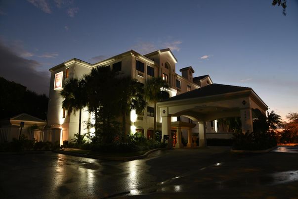 Exterior, Facade, Modern