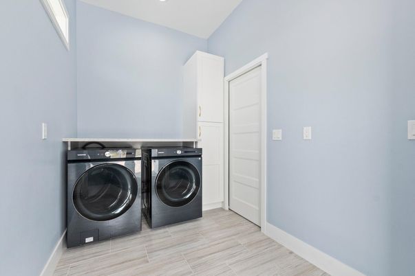 Interior, Recessed Lighting, Washer, Wood Texture Flooring
