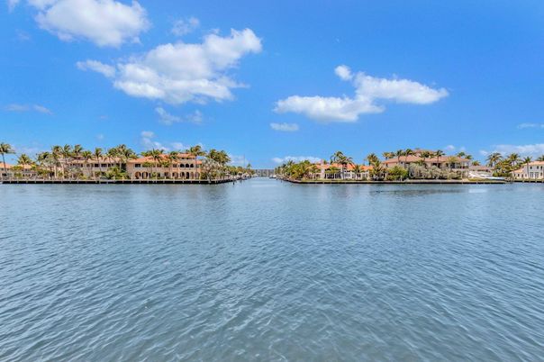 Exterior, Lake