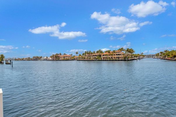 Exterior, Lake