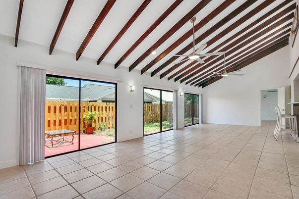 Empty room, Interior, Wooden Beams