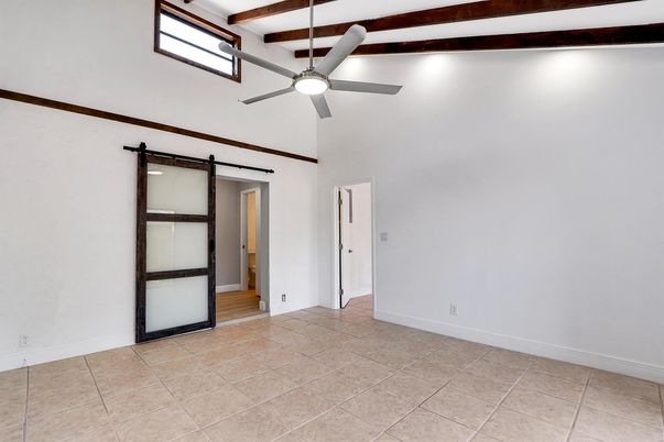 Empty room, Interior