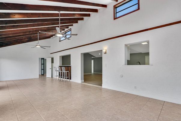 Empty room, Interior, Wooden Beams, Wooden Ceilings