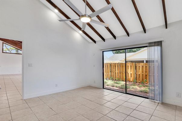 Empty room, Interior, Wooden Beams