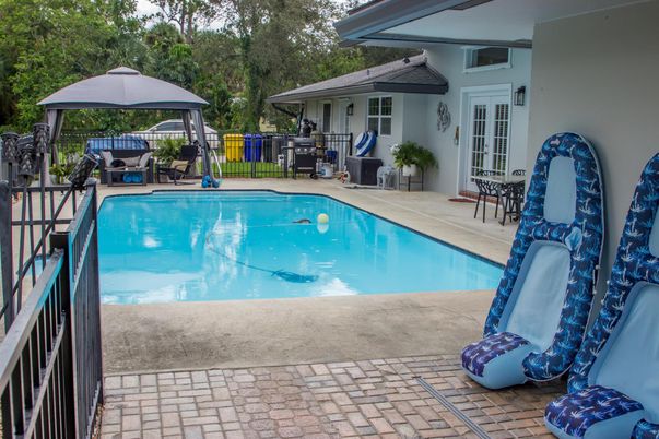 Exterior, Pool