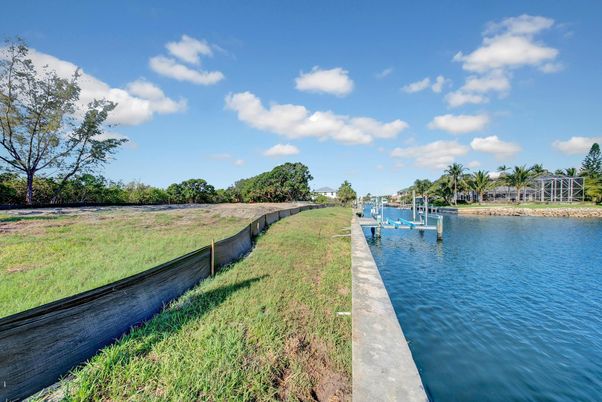 Exterior, Lake