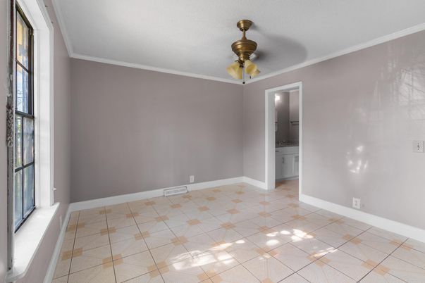 Empty room, Interior