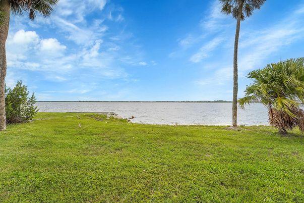 Exterior, Lake