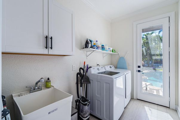 Interior, Washer, Wood Texture Flooring