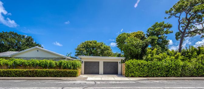 Attached, Exterior, Facade, Ranch