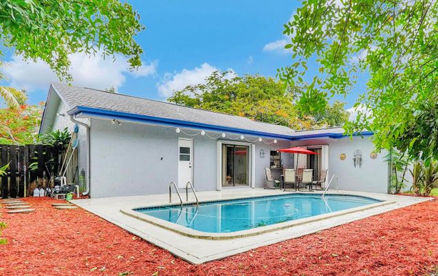 Exterior, Pool
