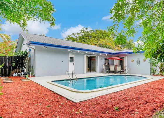 Exterior, Pool