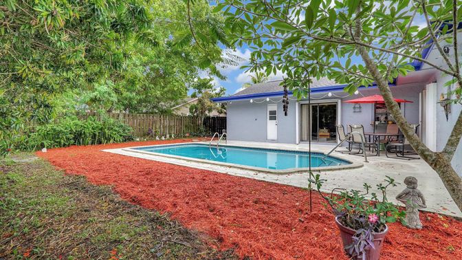 Exterior, Pool