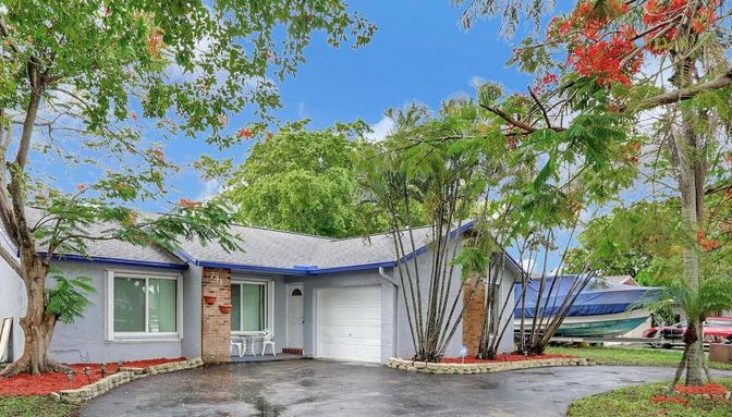 Attached, Exterior, Facade, Ranch